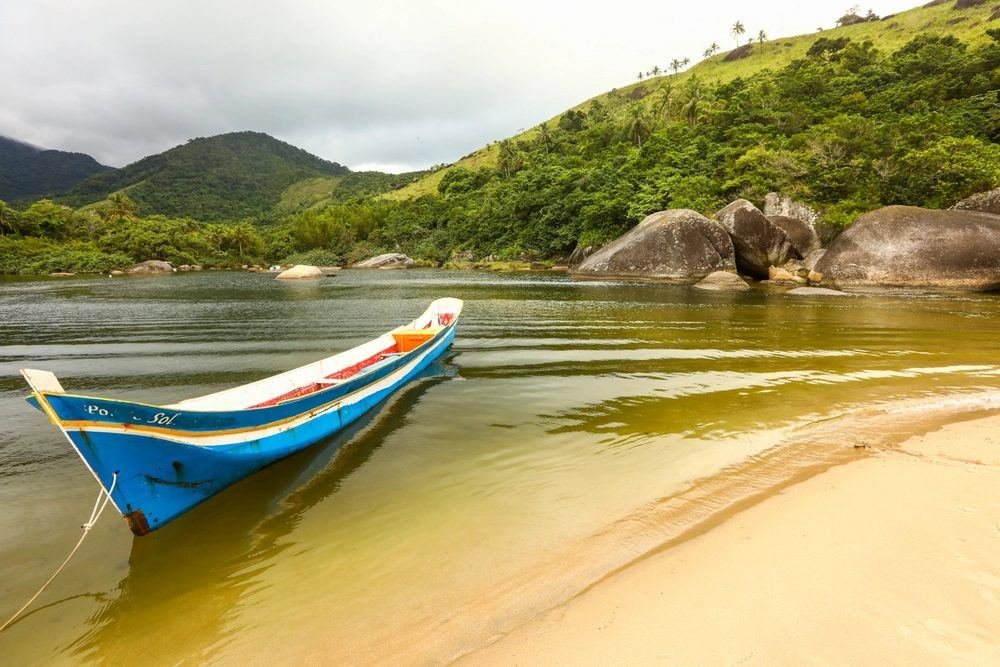 Canoa colorida na foz do rio Nema, na Praia do Bonete
