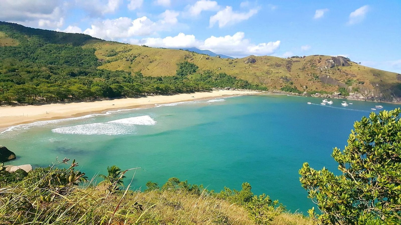 Praia do Bonete vista do mirante, com a enseada e o mar aberto ao fundo