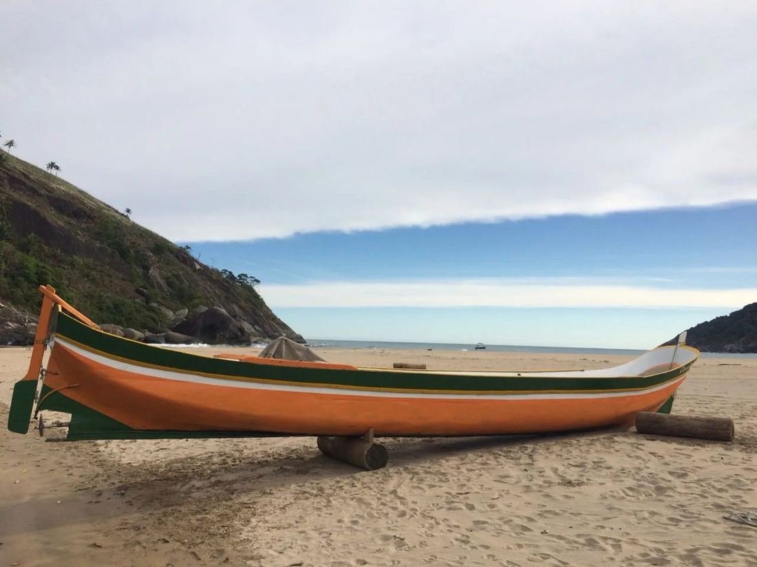 Canoa caiçara tradicional na areia de uma praia de Ilhabela