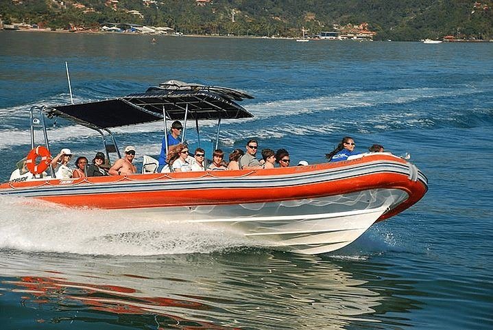 Flexboat com grupo de passageiros navegando pelo litoral de Ilhabela