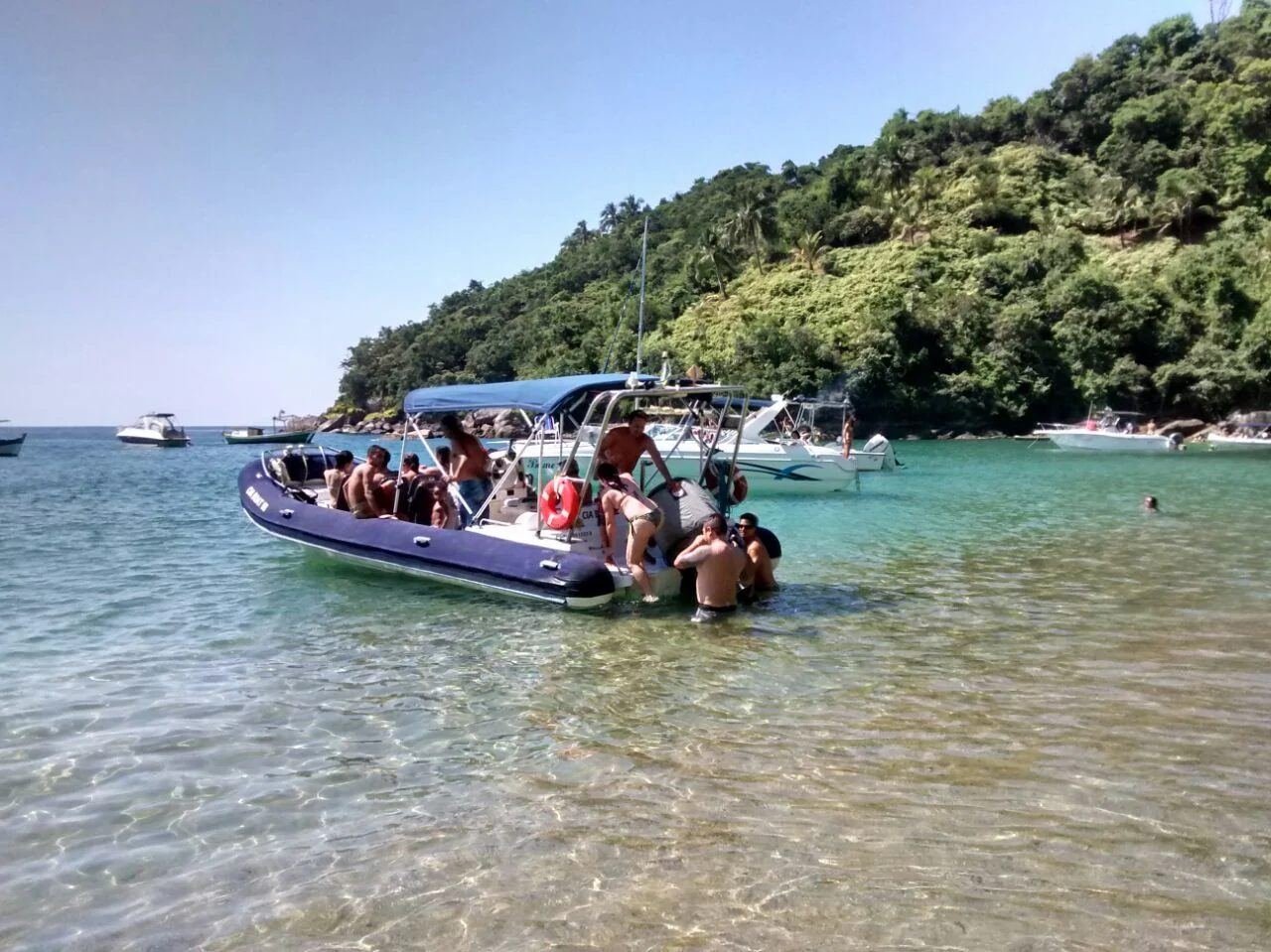 Flexboat ancorado junto à praia durante a parada para banho