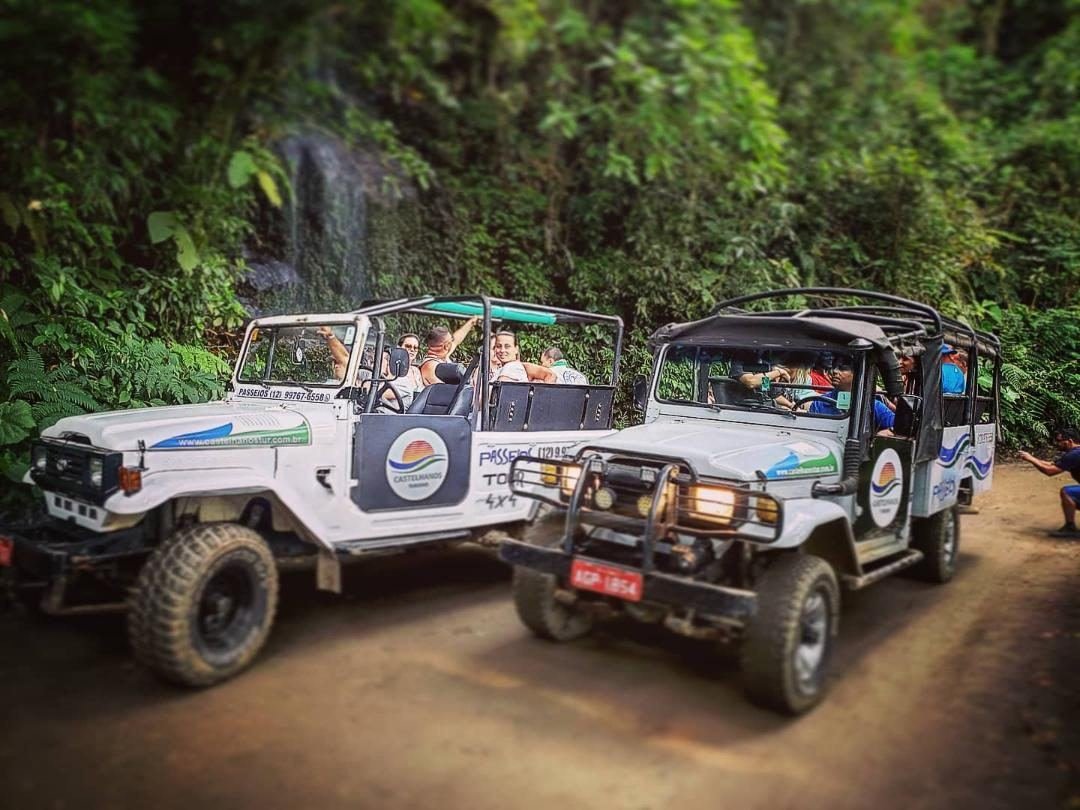 Dois jipes da Castelhanos Turismo na estrada de terra do Parque Estadual de Ilhabela