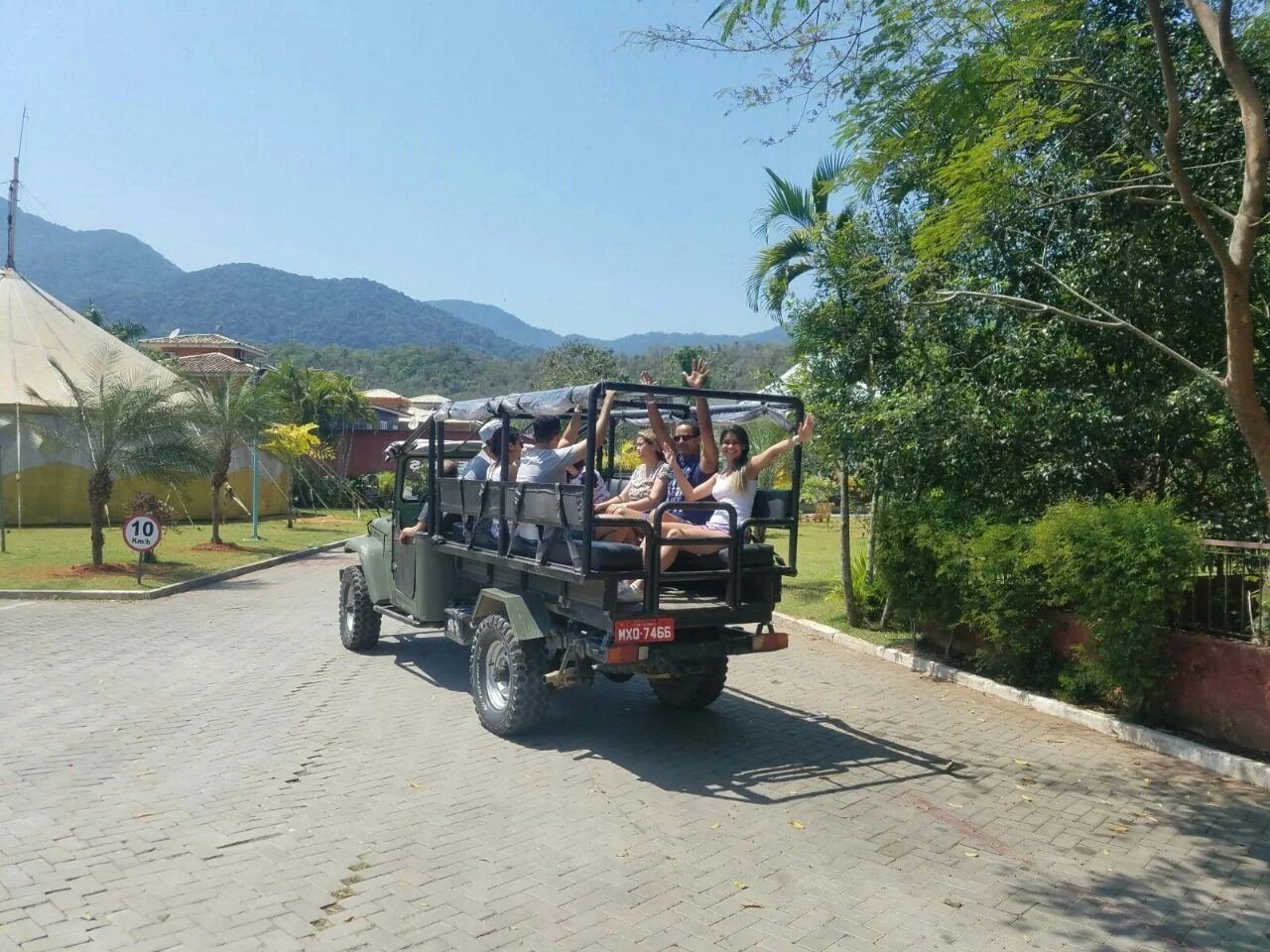 Jipe da Castelhanos Turismo saindo da agência, em Perequê