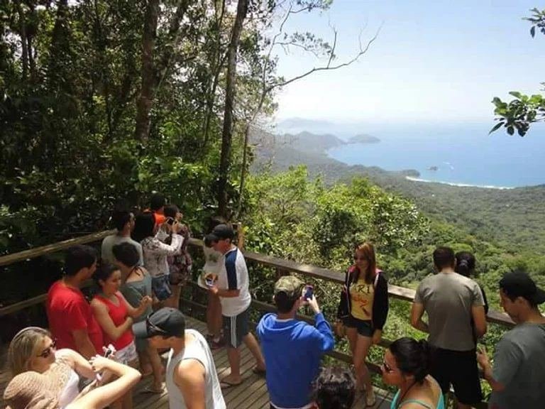 Visitantes em parada no alto da serra, a cerca de 650 metros de altitude