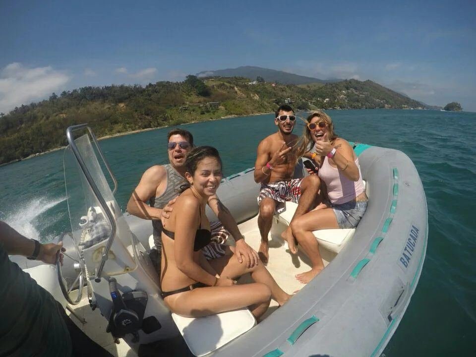 Grupo de amigos a bordo de uma lancha em Ilhabela