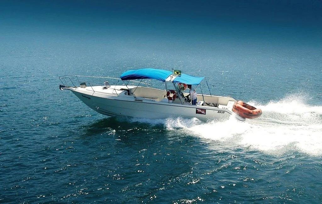 Lancha navegando em mar aberto pelo litoral de Ilhabela
