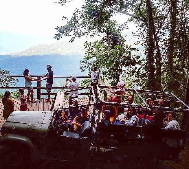 Jipe cheio de passageiros parado em um mirante da estrada de Castelhanos