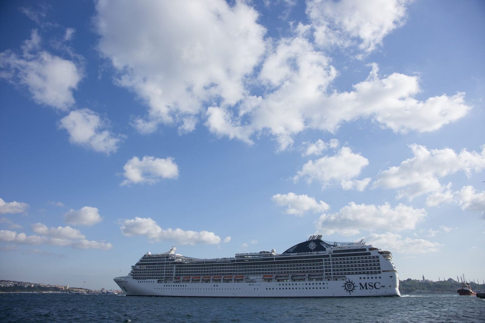Navio de cruzeiro fundeado em frente a Ilhabela
