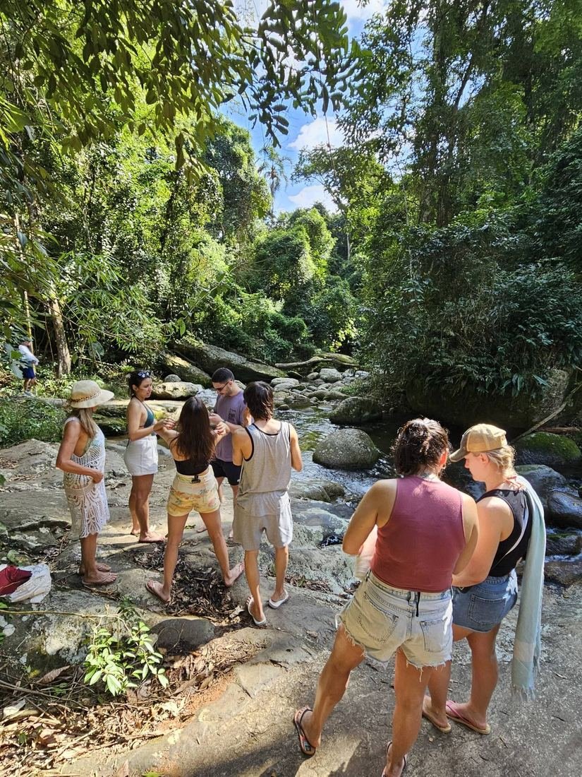 Grupo de visitantes em um poço de rio durante o passeio de jipe